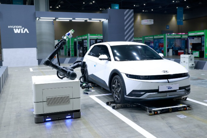 Hyundai　Wia　showcases　autonomous　parking　robot　