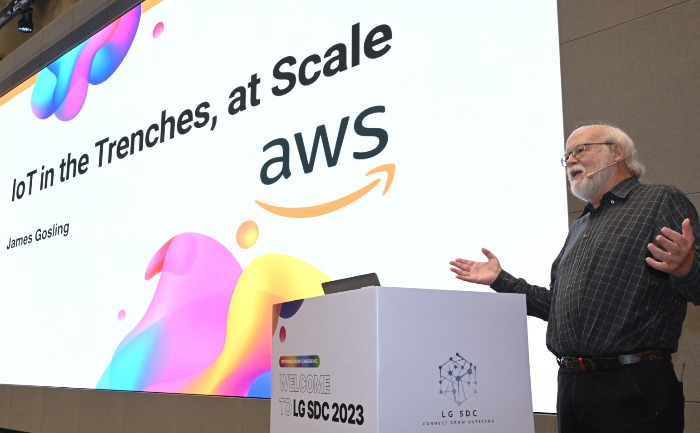 James　Gosling,　the　inventor　of　the　Java　programming　language　and　Distinguished　Engineer　of　Amazon　Web　Services,　speaks　at　a　conference　in　Seoul　in　September