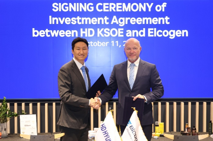 Chung　Ki-sun,　CEO　of　HD　Hyundai　(left)　and　Enn　Õunpuu,　CEO　of　Elcogen　(Courtesy　of　HD　Hyundai)