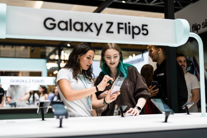 Visitors　to　Samsung's　Galaxy　Experience　Space　in　Berlin　test　the　Z　Flip5　smartphones　in　August　2023