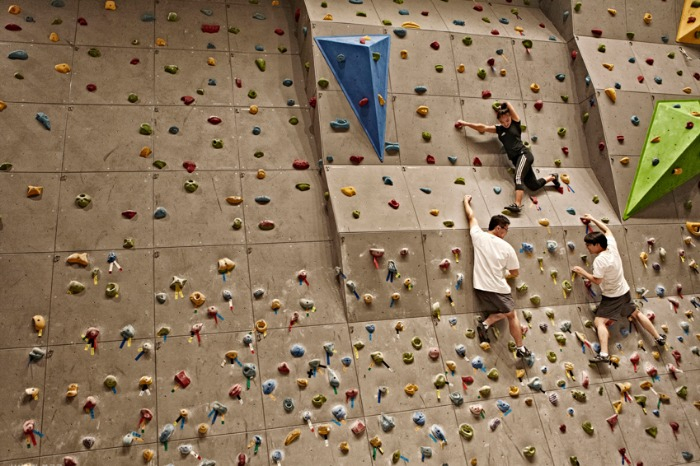 The　bouldering　center　at　Samsung　Electronics'　Seoul　office　(Courtesy　of　Samsung　Electronics) 