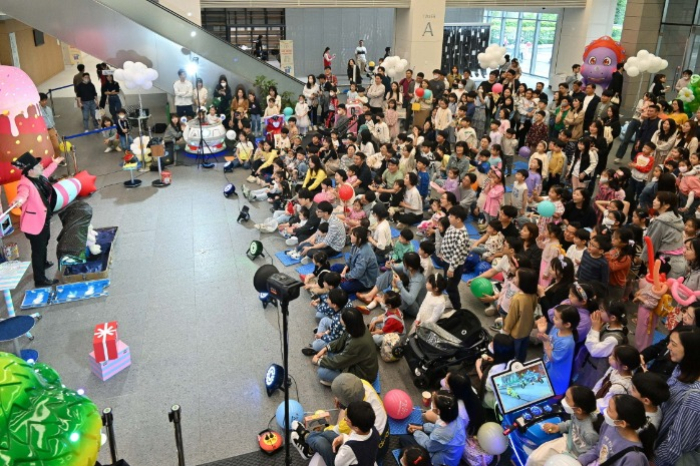 A　Samsung　Electronics　family　event　at　its　R&D　center　in　Seoul　(Courtesy　of　Samsung　Electronics)