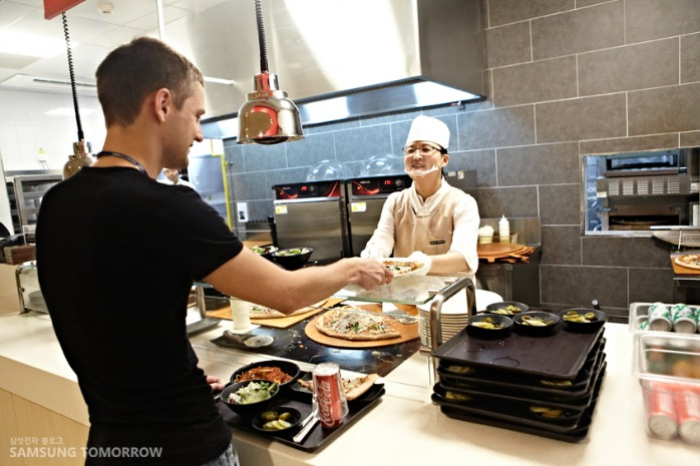 Samsung　Electronics'　employee　cafeteria　(Courtesy　of　Samsung　Electronics) 