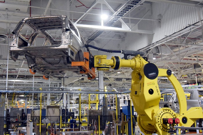 A large robot lifts the body of a sports utility vehicle at Ford's Kentucky truck plant (Courtesy of Yonhap)