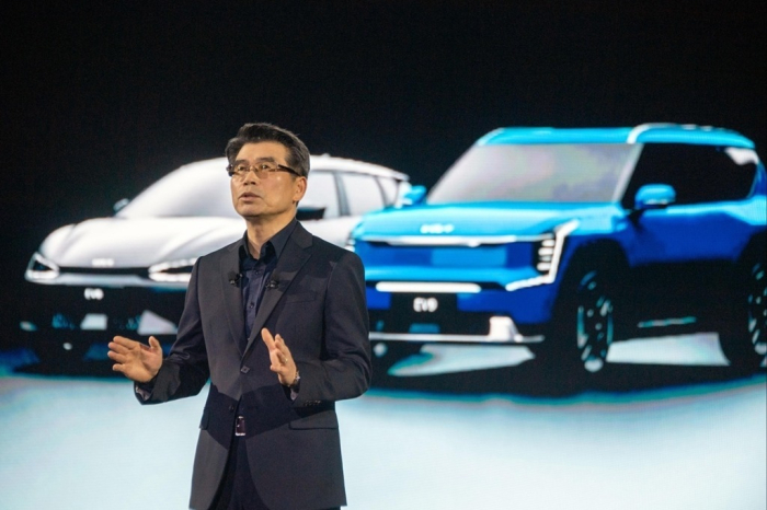 Kia　President　and　CEO　Song　Ho　Sung　speaks　to　the　press　in　front　of　the　EV6　(left)　and　the　EV　9　at　its　EV　Day　event　on　Oct.　12,　2023　(Courtesy　of　Kia)