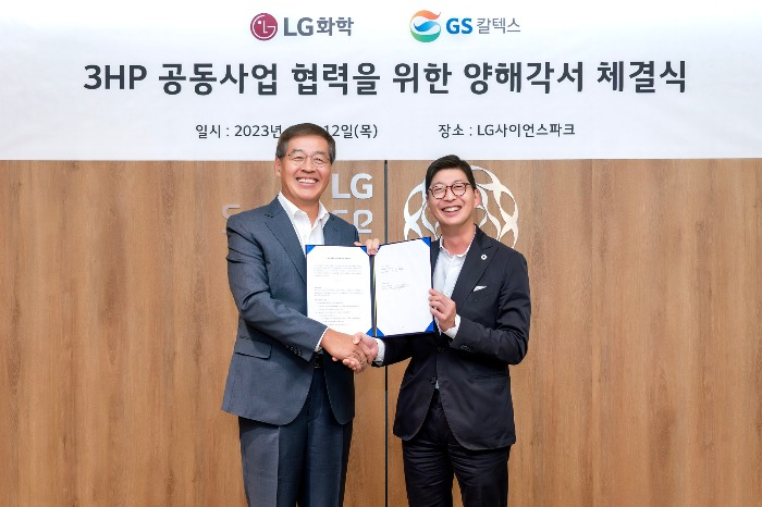 LG　Chem　Vice　Chairman　Shin　Hak　Cheol　(left)　and　GS　Caltex　CEO　Hur　Sae-hong 