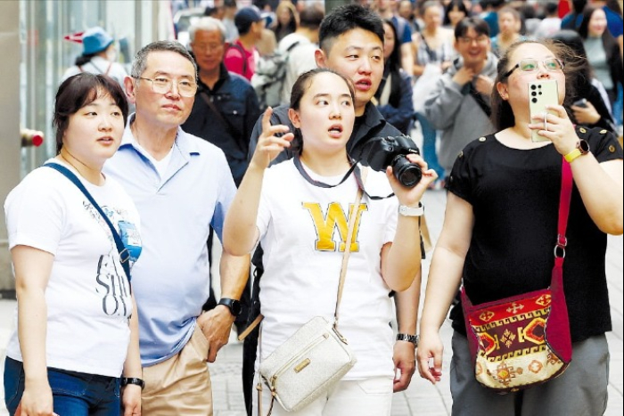 Chinese　tourists　in　Myeongdong,　central　Seoul