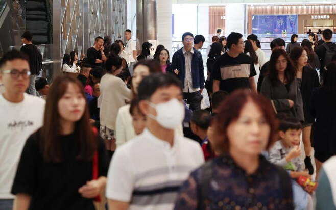 Customers　at　duty-free　shops　in　the　Lotte　World　Mall,　Seoul,　on　Oct.　2 