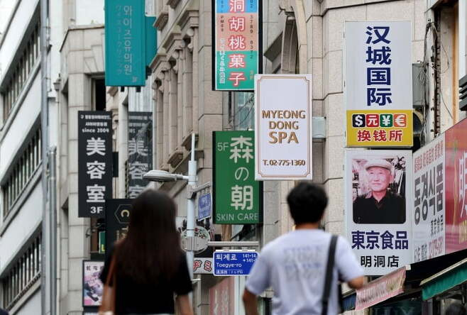 Chinese signs on stores in Myeongdong (Courtesy of News1)