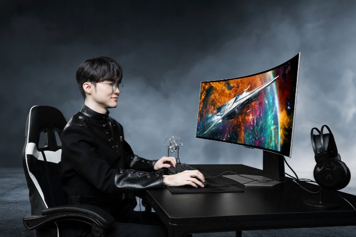 Esports　player　Faker　plays　a　game　with　Samsung's　Odyssey　OLED　G9　(Courtesy　of　Samsung　Electronics)