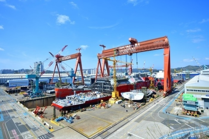 Ships　under　construction　at　HD　Hyundai　Heavy　Industries'　plant　in　Ulsan,　South　Korea　(Courtesy　of　HD　Hyundai　Heavy) 