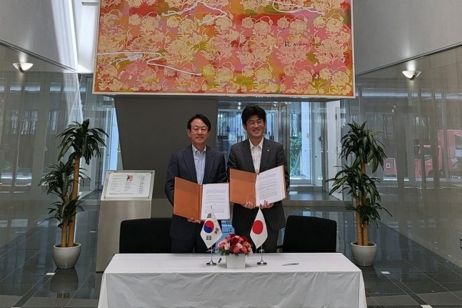 GI　Innovation　CEO　Rhee　Byung-geon　(left)　and　Maruho　CEO　Atsushi　Sugita