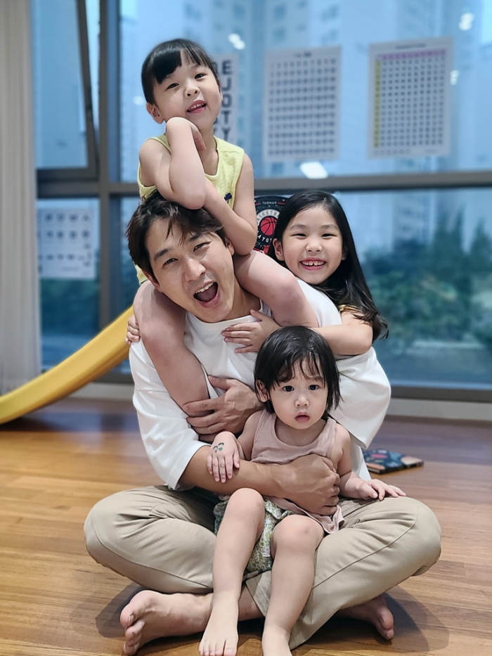 A Lotte employee is having a good time with his three kids