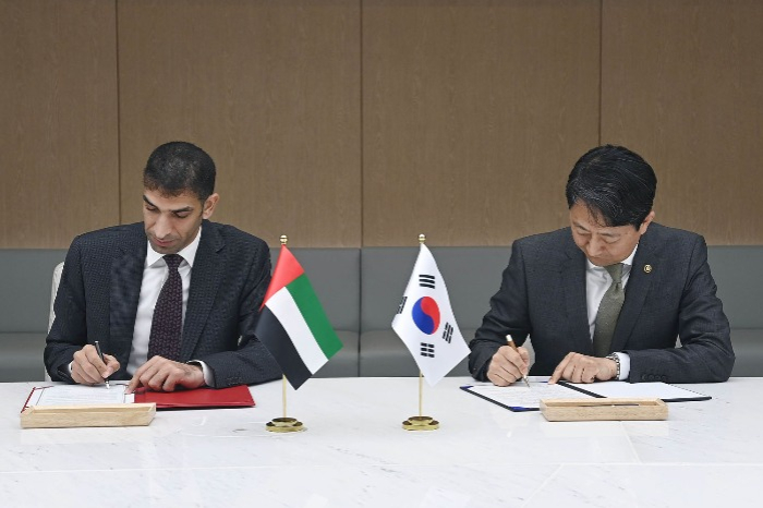 UAE　Minister　of　State　for　Foreign　Trade　Thani　bin　Ahmed　Al　Zeyoudi　(at　left)　and　Korean　Trade　Minister　Ahn　Deok-geun　sign　a　bilateral　Comprehensive　Economic　Partnership　Agreement　(CEPA)　in　Seoul　on　Oct.　14,　2023.　(Courtesy　of　Korea's　Trade　Ministry)