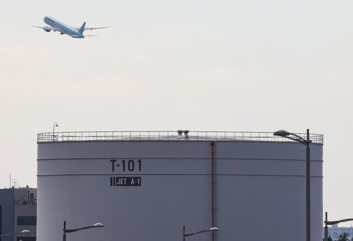 A　Korean　Air　Lines　plane　flies　over　a　jet　fuel　tank　at　Incheon　International　Airport,　South　Korea’s　gateway　(File　photo,　courtesy　of　Yonhap)