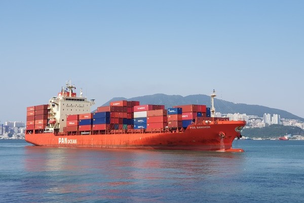 Container　ship　of　Pan　Ocean,　poultry　processing　firm　Harim's　shipping　affiliate　(Courtesy　of　Pan　Ocean)