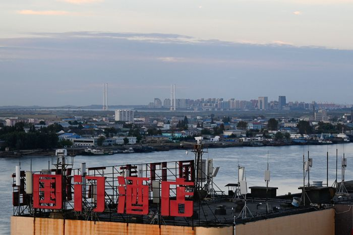 The　North　Korean　town　of　Sinuiju,　as　seen　from　the　Chinese　border　city　of　Dandong.　PHOTO:　PEDRO　PARDO/AGENCE　FRANCE-PRESSE/GETTY　IMAGES