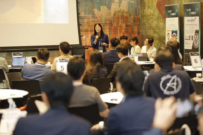 Sharon　Chan,　head　of　innovation　at　Johnson　&　Jonhson’s　JLabs　Asia　Pacific　speaks　at　MUST　Connect　2023　Singapore　on　Oct.　11,　2023　(Courtesy　of　MUST　Accelerator)