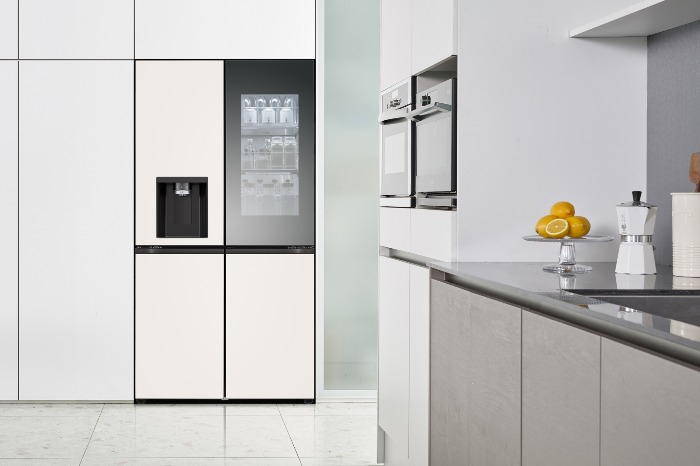 LG　Electronics'　built-in　refrigerator,　oven　and　water　purifier　on　display