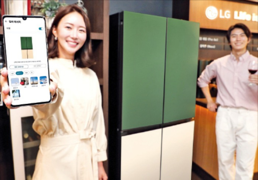 An LG Electronics model demonstrates how to change the color of an LG refrigerator