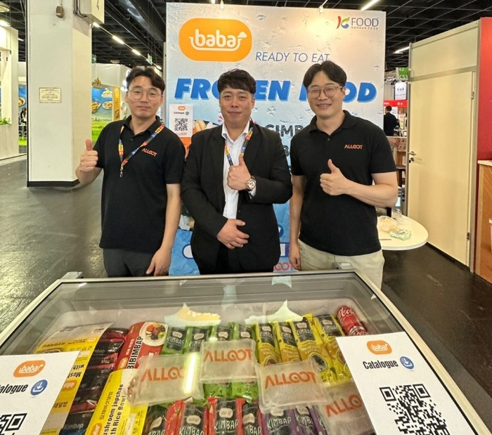 Allgot　CEO　Lee　Ho-jin　(on　center)　attends　the　Anuga　Food　Fair　in　Cologne,　Germany,　held　Oct.　7-11　(Courtesy　of　Allgot)