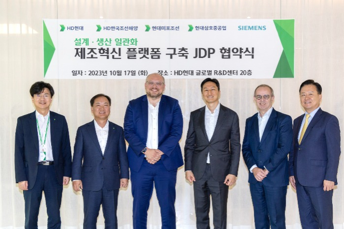 Chung　Ki-sun,　CEO　of　HD　Hyundai　(fourth　from　left)　and　Tobias　Lange,　senior　vice　president　of　Siemens　(third)