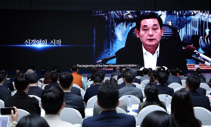 Samsung　hosted　an　international　symposium　to　commemorate　the　third　year　since　the　former　Chairman　Lee　Kun-hee　(on-screen)　died