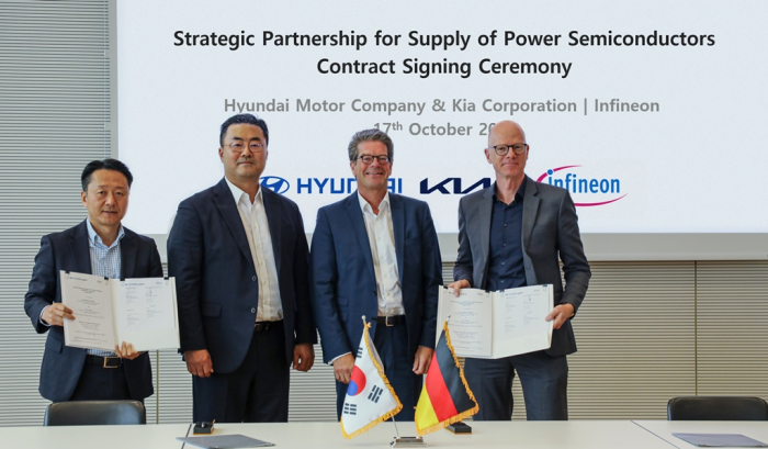 Executives　from　Hyundai　Motor,　Kia　and　German　chipmaker　Infineon　Technologies　sign　a　deal　on　a　multiyear　power　chip　supply　deal