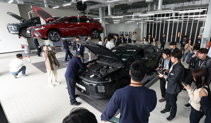 The　inside　of　the　Hyundai-Genesis　certified　use　car　sales　center　in　Yangsan