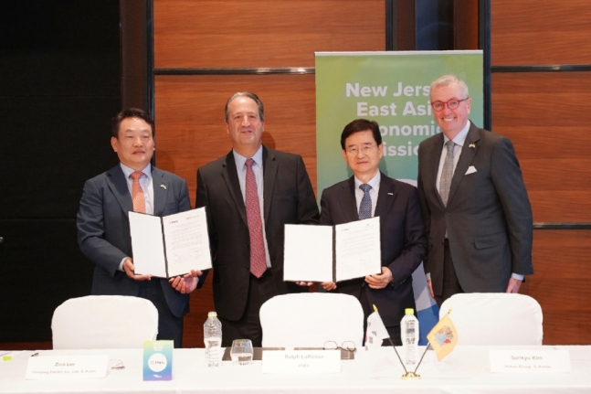 New　Jersey　Gov.　Phil　Murphy　(from　right),　Hoban　Group　Chairman　Kim　Seon-kyu,　PSE&G　CEO　Ralph　LaRossa　(Courtesy　of　Taihan　Cable)