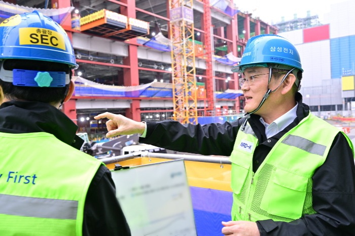 Jay　Y.　Lee　(on　right)　at　the　construction　site　of　Samsung's　new　semiconductor　R&D　complex　in　Giheung　on　Oct.　19,　2023　(Courtesy　of　Samsung　Electronics)