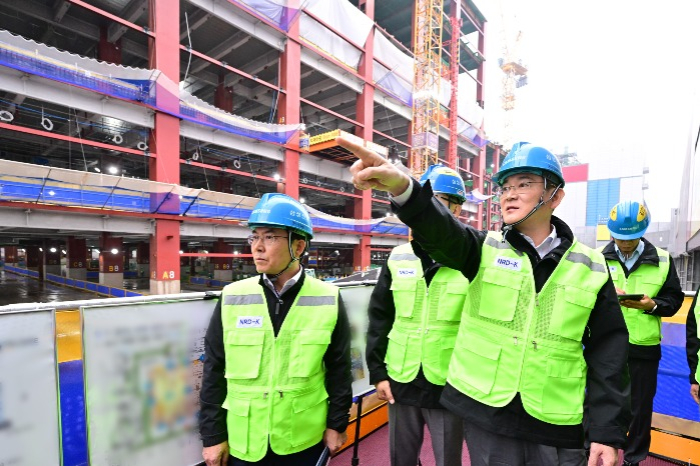 Jay　Y.　Lee　(on　right)　at　the　construction　site　of　Samsung's　new　semiconductor　R&D　complex　in　Giheung　on　Oct.　19,　2023　(Courtesy　of　Samsung　Electronics)