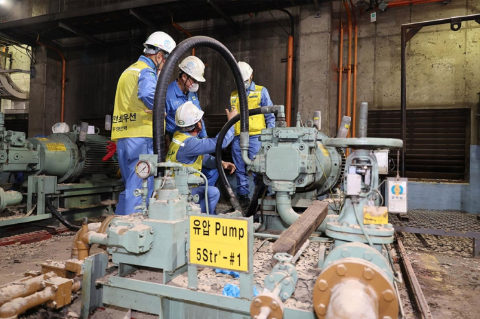 Workers at steelmaker POSCO