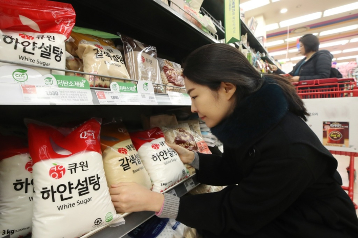 A　customer　browses　for　sugar　at　a　hypermarket　in　Seoul　(File　photo,　courtesy　of　Yonhap)