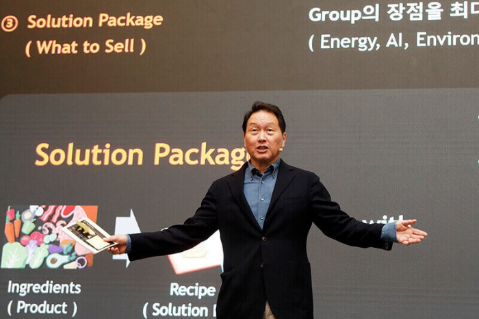 SK　Group　Chairman　Chey　Tae-won　speaks　at　a　CEO　seminar　held　in　Paris　on　Oct.　18　(Courtesy　of　SK)