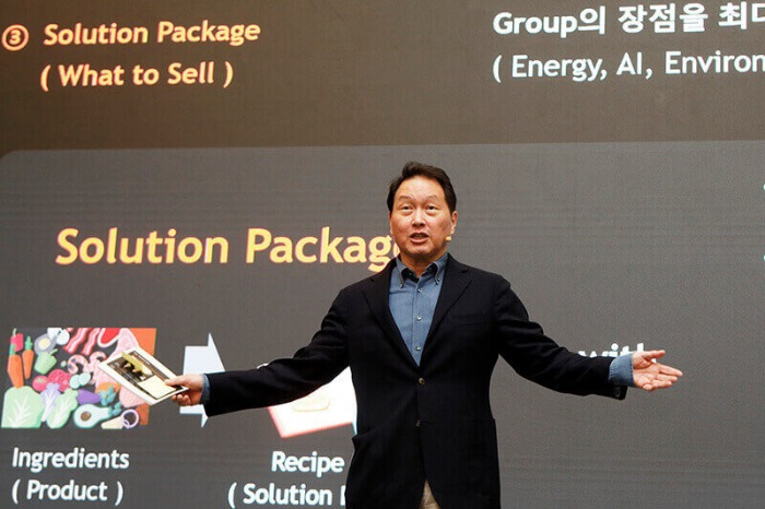 SK Group Chairman Chey Tae-won speaks at a CEO seminar held in Paris on Oct. 18 (Courtesy of SK)