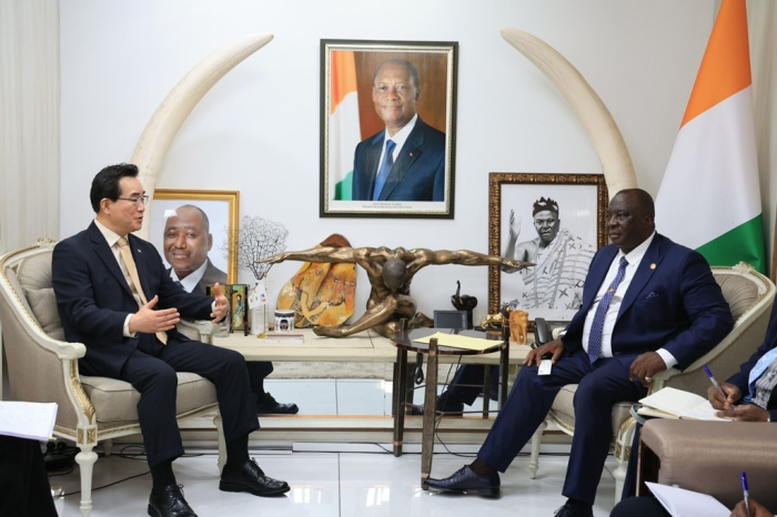 South　Korea’s　Minister　of　Agriculture,　Food　and　Rural　Affairs　Chung　Hwang-keun　(left)　meets　Côte　d'Ivoire’s　Minister　of　Agriculture　and　Rural　Development　Kobenan　Kouassi　Adjoumani　on　Oct.　18,　2023　(Courtesy　of　the　Ministry　of　Agriculture,　Food　and　Rural　Affairs)