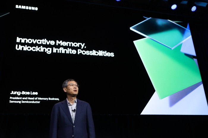 Lee　Jung-bae,　Samsung's　memory　chip　head,　presents　at　Samsung　Memory　Tech　Day　in　Silicon　Valley　on　Oct.　20