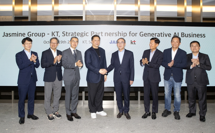 Thailand’s Jasmine Group chief Pete Bodharamik (fourth from left), South Korea’s KT CEO Kim Young-shub (fourth from right) and executives of the two companies pose for a picture after a strategic partnership meeting for generative AI business at the KT headquarters in Seoul on Oct. 19, 2023 (Courtesy of KT)