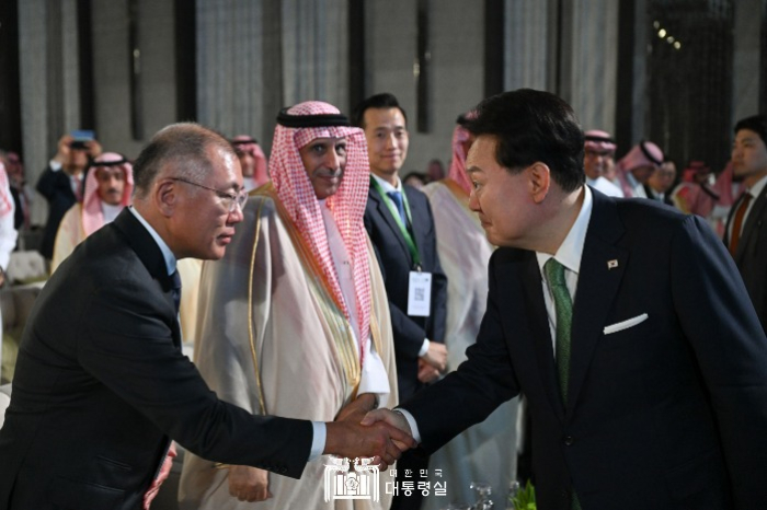 Hyundai　Motor　Chairman　Chung　Euisun　shakes　hands　with　Korean　President　Yoon　Suk　Yeol　during　an　investment　forum　between　Korean　businesses　and　their　Saudi　counterparts　in　Riyadh　on　Oct.　22,　2023.　(Courtesy　of　the　Office　of　the　President　Republic　of　Korea)