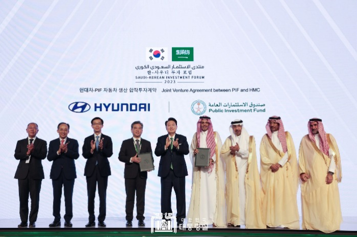 Hyundai Motor and PIF sign a car manufacturing plant joint venture agreement in Riyadh, Saudi Arabia on Oct. 22, 2023. Hyundai Motor Chairman Chung Euisun (on left) and Korean President Yoon Suk Yeol (center) pose for a photo after the signing ceremony. (Courtesy of the Office of the President Republic of Korea)