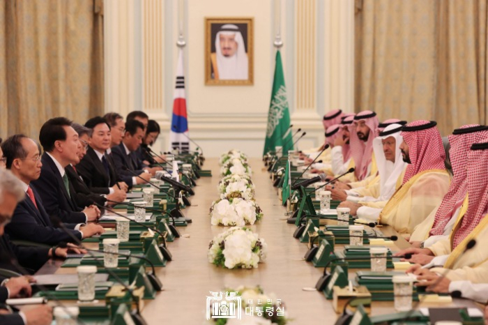 South　Korean　President　Yoon　Suk　Yeol　(center　on　left)　attends　a　summit　meeting　with　Saudi　Arabia's　Crown　Prince　Mohammed　bin　Salman　in　Riyadh　on　Oct.　22,　2023.　(Courtesy　of　the　Office　of　the　President　Republic　of　Korea)