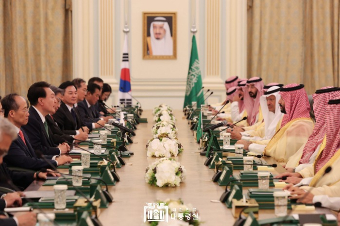 South Korean President Yoon Suk Yeol (center on left) attends a summit meeting with Saudi Arabia's Crown Prince Mohammed bin Salman in Riyadh on Oct. 22, 2023. (Courtesy of the Office of the President Republic of Korea)