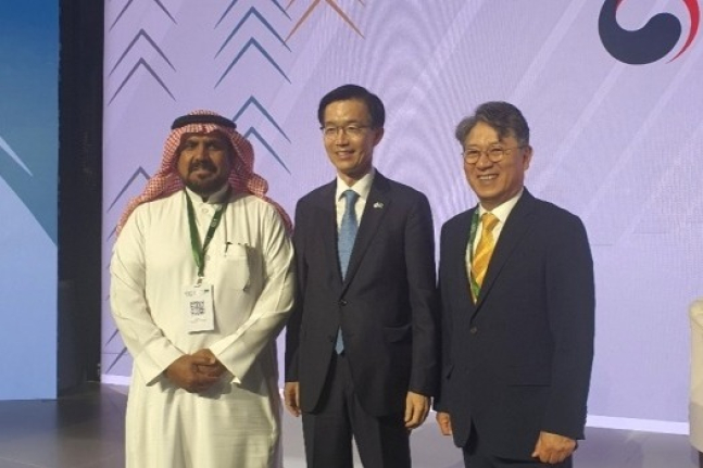 SNAM　CEO　Fahd　Al-Dohish　(from　left)　South　Korean　Minister　of　Trade,　Industry　and　Energy　Bang　Moon-kyu,　and　Chairman　of　KG　Mobility　Kwak　Jae-Sun