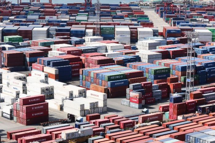 Containers　at　Busan　port　(Courtesy　of　Yonhap)
