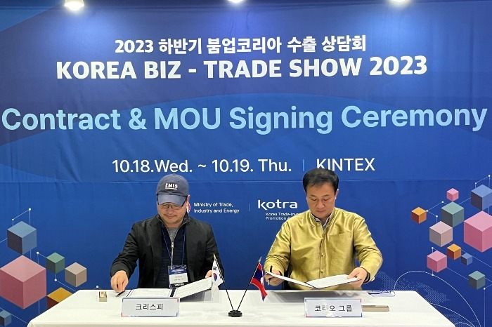 A　Kolao　official　(right)　signs　an　MOU　with　a　Korean　company　representative　(Courtesy　of　KOTRA)