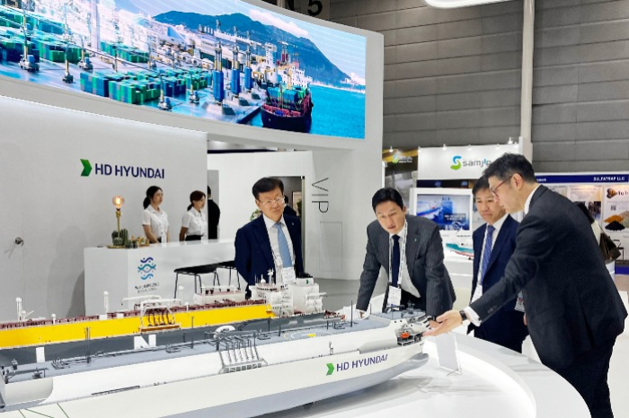 HD Hyundai President and CEO Chung Ki-sun (second from left) visits HD Hyundai's exhibition booth at Gastech 2023 in Singapore