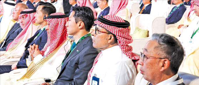 HD　Hyundai　President　and　CEO　Chung　Ki-sun　(third　from　right)　at　the　Korea-Saudi　Arabia　investment　forum　on　Oct.　22,　2023　(Courtesy　of　Yonhap) 