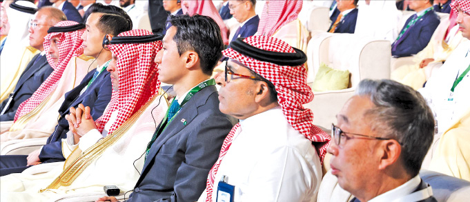 HD Hyundai President and CEO Chung Ki-sun (third from right) at the Korea-Saudi Arabia investment forum on Oct. 22, 2023 (Courtesy of Yonhap)