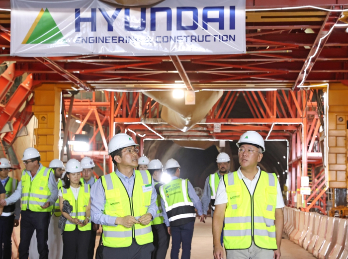 Hyundai　Motor　Chairman　Chung　Euisun　(right)　visits　Hyundai　E&C's　construction　site　in　Saudia　Arabia's　Neom　City